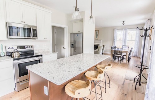 Warm Springs House | Charming Cottage Getaway, just Steps to the Warm Springs Pools!