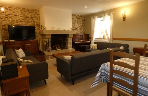 La Feuillie Cottage | Charming Cottage Near Beaches - 5 BR, Accessibility, Fireplace, Games Room, BBQ, Private Garden