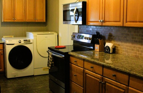 Boerne House | Charming Cottage on Private Estate-2 min to Main St! WiFi, Pool, Grill