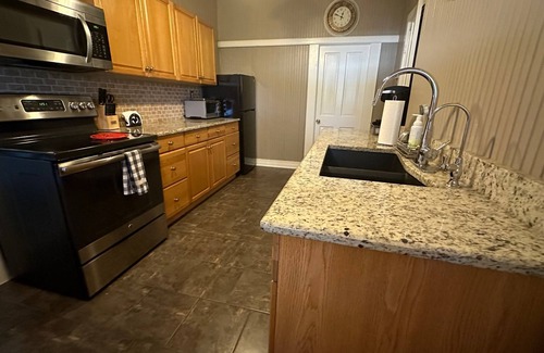 Boerne House | Charming Cottage on Private Estate-2 min to Main St! WiFi, Pool, Grill