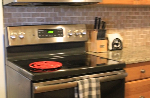 Boerne House | Charming Cottage on Private Estate-2 min to Main St! WiFi, Pool, Grill