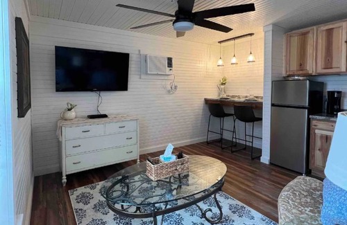 Bastrop Cottage | Charming Cottage: The Dandelion