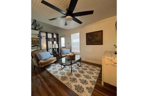 Bastrop Cottage | Charming Cottage: The Dandelion