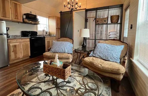 Bastrop Cottage | Charming Cottage: The Dandelion