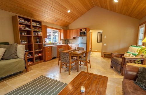 Cle Elum Cabin | Charming Cottage & Treehouse in lovely Cle Elum