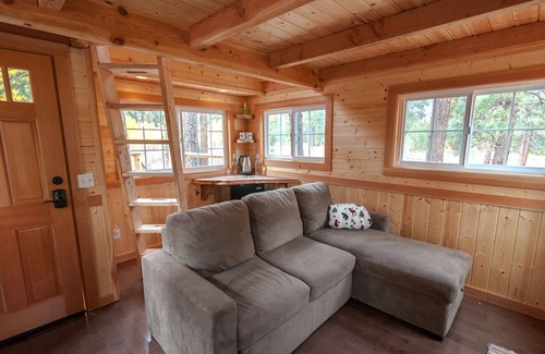 Cle Elum Cabin | Charming Cottage & Treehouse in lovely Cle Elum