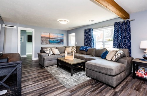 New Buffalo House | Charming Cottage w/Hot Tub & Fire Pit in New Buffalo/Nov-Mar Buy 3/get One Night