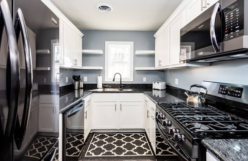 New Buffalo House | Charming Cottage w/Hot Tub & Fire Pit in New Buffalo/Nov-Mar Buy 3/get One Night