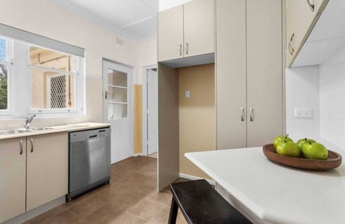 Braddon House | Charming Cottage | Walk to City, Floriade & Eat Street