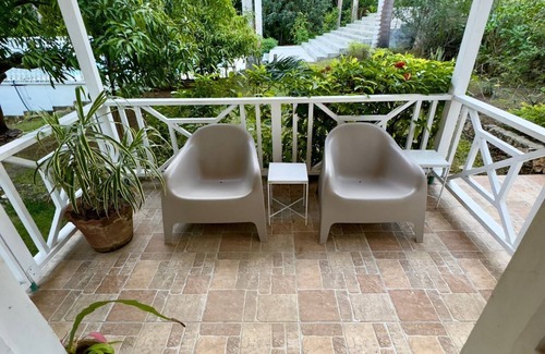 Reading Cottage | Charming cottage with WiFi and AC in beautiful Reading with pool and Ocean view.