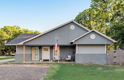 Denton Cottage | Charming cottage with WiFi and AC in phenomenal Denton