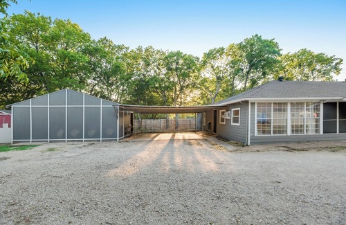 Denton Cottage | Charming cottage with WiFi and AC in phenomenal Denton
