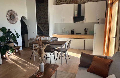 Pia House | Charming Countryside Haven with Pool: 2 Apartments, 8 Guests, Near Perpignan