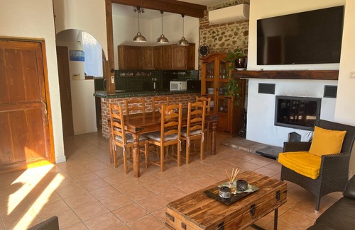 Pia House | Charming Countryside Haven with Pool: 2 Apartments, 8 Guests, Near Perpignan
