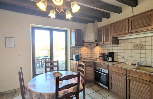 Arthon Cottage | *Charming Countryside House with Garden & Near River, Sleeps 10*