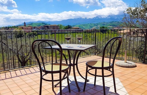 Castilenti House | Charming Countryside Villa with Pool near beaches and mountains