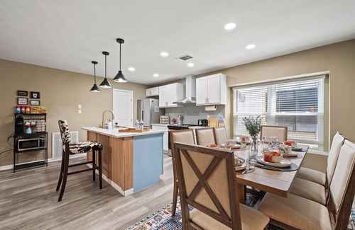 Heritage House | Charming Cowboy-themed Home - Arcade Games - 3mi to Seaworld - 6mi to AFB -
