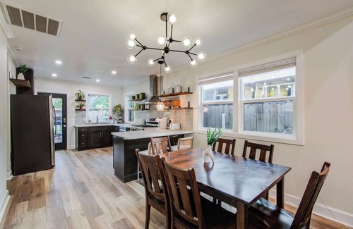 Greater East End House | Charming, Cozy & Central | 2-BD/1-BA, Mins to DT