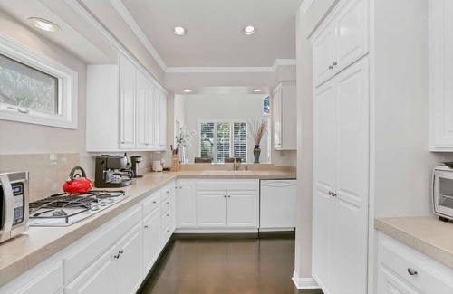 Corona del Mar House | Charming Dahlia Cottage! 1/2 Mile Bike Ride to Beach/PCH, Garage w/Parking, Free Bikes