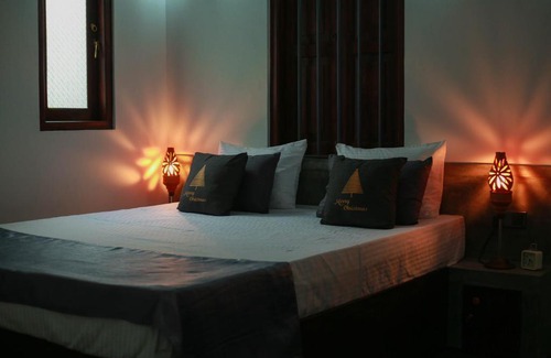 Weligama Cabin | Charming Dark Lodge In River