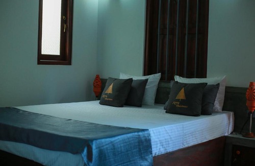 Weligama Cabin | Charming Dark Lodge In River