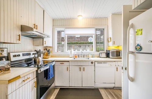 Gearhart Cottage | Charming dog-friendly cottage with sauna, easy beach access, deck & yard