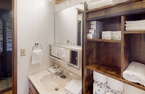 Roslyn Ridge Cabin | Charming dog-friendly cabin with firepit, balcony, grill, & W/D