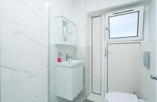 Southbury Apartment | Charming Enfield Stay Relaxing Private Room in Great Location