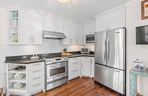 Wrightsville Beach Cottage | Charming family cottage in the heart of Wrightsville Beach w/ wrapping porch