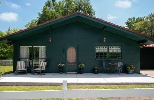 Lockhart House | Charming Family Friendly Escape, 30 Min drive from Austin