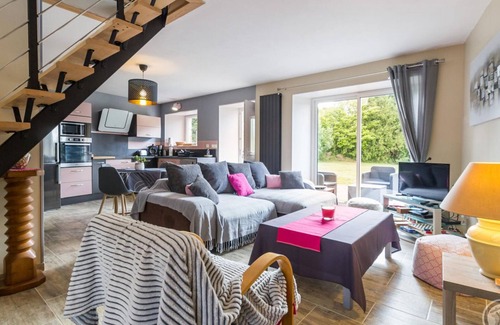 Breuville Cottage | Charming Farmhouse in Cotentin: Private Garden, Terrace, Wi-Fi, Close to Beaches and Cherbourg