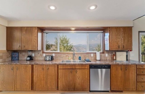 Chelan House | Charming Farmhouse Minutes From Downtown!