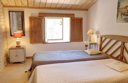 Coulonges-sur-l'Autize Cottage | Charming gîte with heated pool and spa near the Marais Poitevin