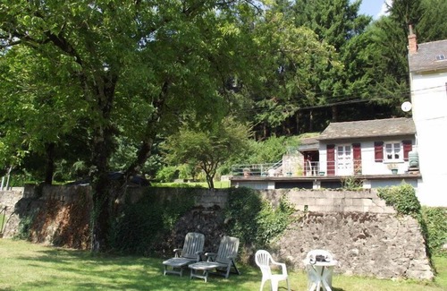 Entraygues-sur-Truyere Apartment | Charming Gite overlooking the river Truyere and the 14th Century bridge.