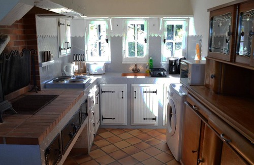 Esse Cottage | Charming Gîte: Enchanting Renovated Loft, Baby-Friendly, Private Garden W/Close Attractions