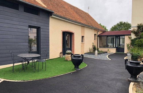 Louplande Cottage | Charming Getaway Near Le Mans: Pool, Greenery, Comfort & Kids' Play Area