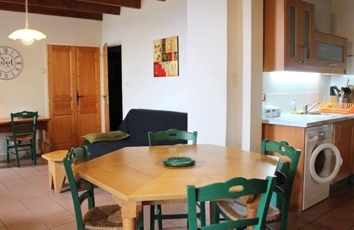 Le Mas-de-Tence Cottage | Charming Ground-Floor Cottage with Walled Courtyard in Scenic Hiking Area