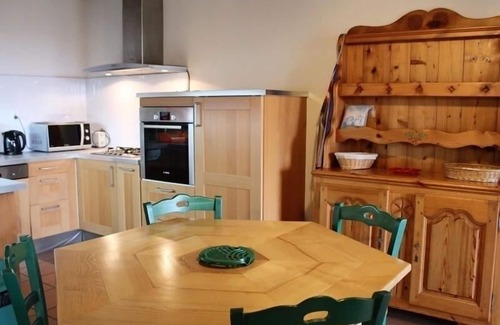 Le Mas-de-Tence Cottage | Charming Ground-Floor Cottage with Walled Courtyard in Scenic Hiking Area