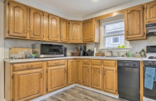 New Haven House | Charming Hamden Home: 2 Mi to Yale University