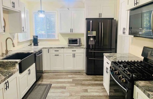 Bakersfield House | Charming Hideaway