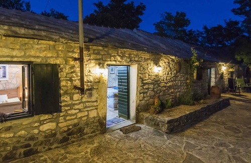 Benkovac House | Charming Holiday Home in Bukovic with Pool