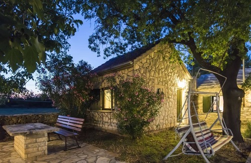 Benkovac House | Charming Holiday Home in Bukovic with Pool