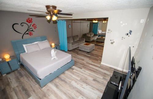 Palm Harbor House | Charming home w private heated pool & hot tub