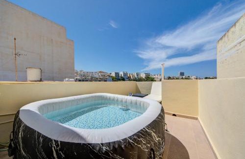 Il-Balluta Apartment | Charming Home with Jacuzzi in St Julians