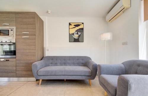 Il-Balluta Apartment | Charming Home with Jacuzzi in St Julians