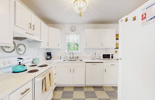 Beach Institute Apartment | Charming home with shared patio, backyard dining & cozy reading nook