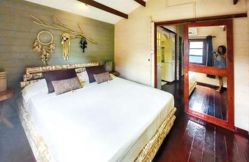 Albion House | Charming house in Albion + enclosed garden and shared pool