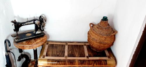 Illar House | Charming House in Íllar with Mountain View and Balcony