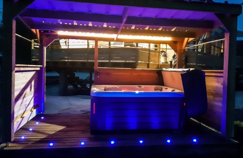 Chigy House | Charming house, terrace, swimming pool, Jacuzzi, trampoline and ping pong table