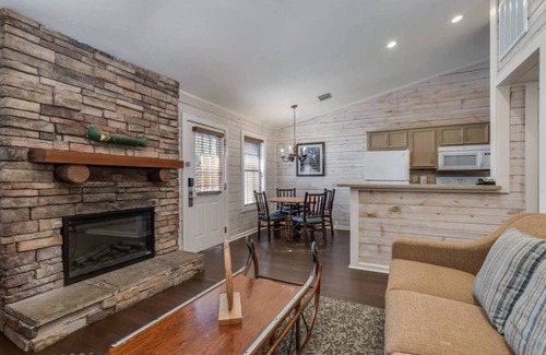 Conroe Apartment | Charming + Kitchen + Pool + Free wi-fi - 2BD /2BA